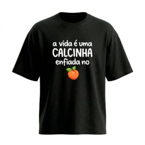 Camiseta Oversized A Vida É Uma Calcinha Enfiada no | Humor e Irreverência