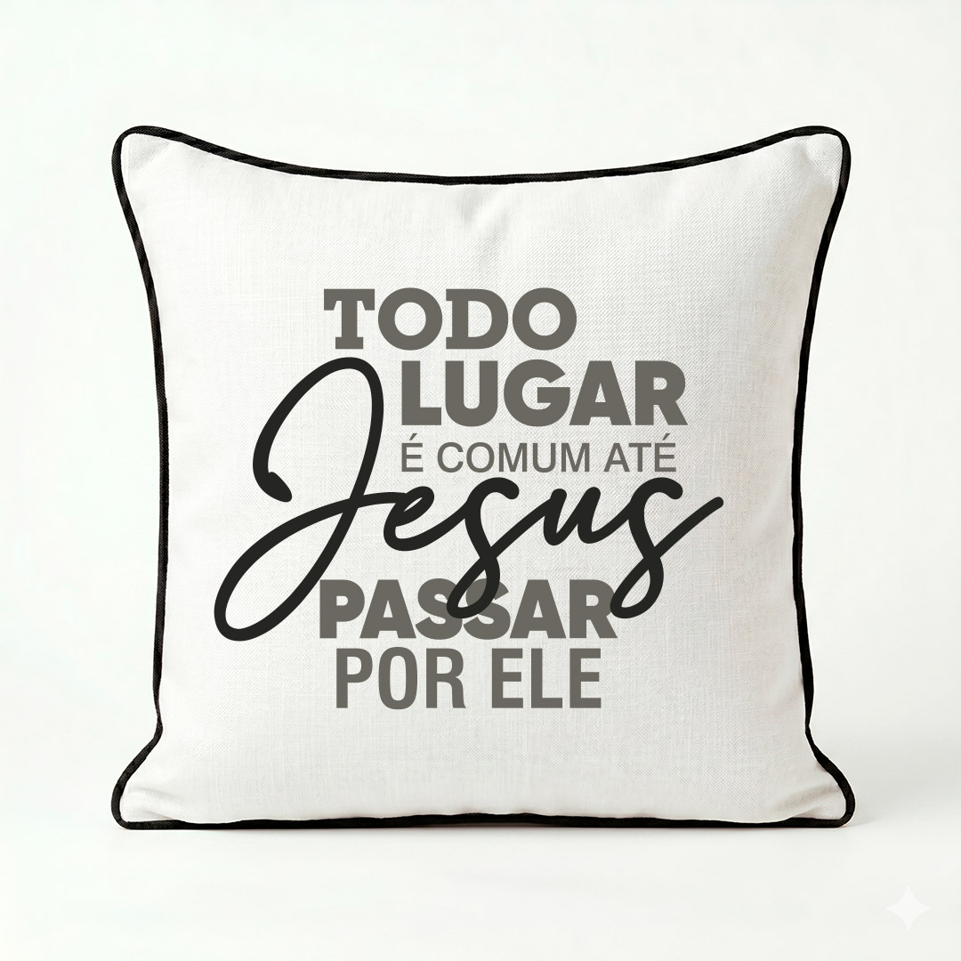 Almofada Todo Lugar é Comum Até Jesus Passar | Decoração Cristã Inspiradora - Imagem 5